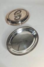ANGLETERRE : Deux plats oblongs couverts en métal argenté à...