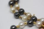 Parure collier bracelet en or alternant perles grises et blanches...