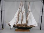Maquette de voilier en bois verni, coque laquée noir, 3...