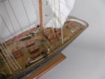 Maquette de voilier en bois verni, coque laquée noir, 3...