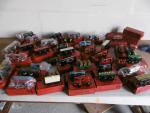 HORNBY (Hachette): Lot de trains miniatures en tôle sérigraphiée échelle...