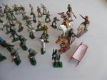 STARLUX: lot de 75 soldats en plastique peint, années 1975,...