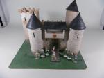 Chateau fort médiéval en isorel peint vec quelques soldats et...