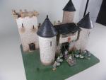 Chateau fort médiéval en isorel peint vec quelques soldats et...