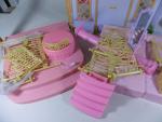 MATTEL: Château de Barbie avec accessoires (présentoir rotatif, guéridon, rembardes...