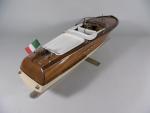 RIVA: Maquette de canot en acajou verni et métal chromé,...
