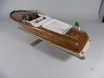 RIVA: Maquette de canot en acajou verni et métal chromé,...