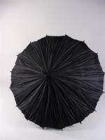 Ombrelle noire en soie et bois gravé d'un décor d'écaille,...