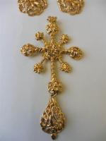 CHRISTIAN LACROIX :  Pendentif croix de Mireille en métal...
