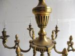 Lustre en bronze doré à décor de vase cannelé et...