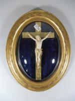 Christ en ivoire sur croix doré, sous encadrement bombé style...