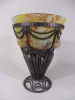 Vase tronconnique en verre chamarré jaune orangé dans une monture...