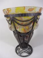 Vase tronconnique en verre chamarré jaune orangé dans une monture...