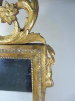 Miroir en bois doré à décor de frise de perles...