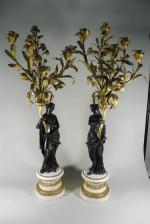 Deux girandoles en bronze et marbre blanc représentant deux jeunes...