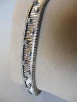 Bracelet ruban en or gris 18k orné de 13 diamants...