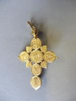 Pendentif croix provençale en or jaune 18k orné de roses,...
