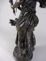MOREAU Hippolyte (1832-1927)  : Faneuse, bronze patiné signé sur...