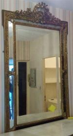 Grand miroir à parceloses en bois et stuc dorés à...