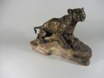 CARTIER Thomas (1879-1943) ; Lionne sur un tertre, bronze et...