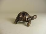 Petite tortue en bronze en forme de netsuke, signée d'idéogrammes