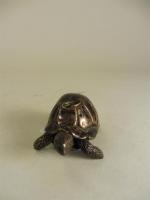 Petite tortue en bronze en forme de netsuke, signée d'idéogrammes