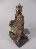 Guanyin assise sur un chien en  bronze à ...