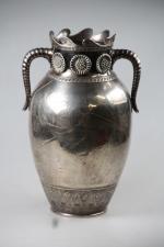 Vase en argent anglais à anses beliers, décor gravé de...