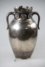 Vase en argent anglais à anses beliers, décor gravé de...