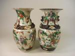 CHINE XXème s. : Deux vases en porcelaine polychrome à...