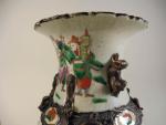 CHINE XXème s. : Deux vases en porcelaine polychrome à...