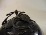 JAPON Vers 1900 : Potiche couverte en métal à patine...