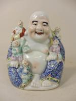 Bouddha souriant entouré de 5 enfants en porcelaine polychrome H...