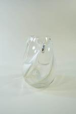 VAL ST LAMBERT : Vase en cristal à décor tournoyant...