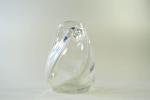 VAL ST LAMBERT : Vase en cristal à décor tournoyant...