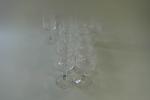12 verres à pied en cristal taillé à décor facetté...