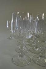 12 verres à pied en cristal taillé à décor facetté...