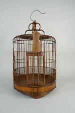 Cage à oiseaux en bois exotique. Asie XXème s. H...