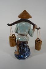 Porteur d'eau,
 statuette en  grès émaillé, Chine XXème s....