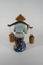 Porteur d'eau,
 statuette en  grès émaillé, Chine XXème s....