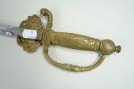 Epée d'officier éthiopien.  Monture en bronze, garde à une...