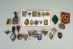 Lot de 26 insignes militaires essentiellement de la Légion étrangère,...