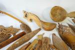 28 cuillères décoratives en bois à décor ouvragé ou sculpté...