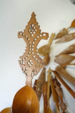 28 cuillères décoratives en bois à décor ouvragé ou sculpté...