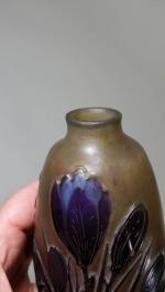 GALLE : Petit vase à col rétréci en verre multicouche...