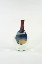 NOVARO : Vase soliflore en verre à décor intercalaire cuivré...