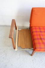 Canapé formant lit de repos en bois garni de tissu...
