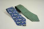 HERMES : Lot de 2 cravates en soie :l'une à...
