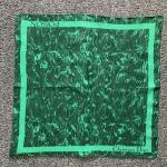 Christian DIOR : petit foulard/pochette en soie verte à effet...