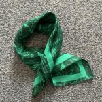 Christian DIOR : petit foulard/pochette en soie verte à effet...
